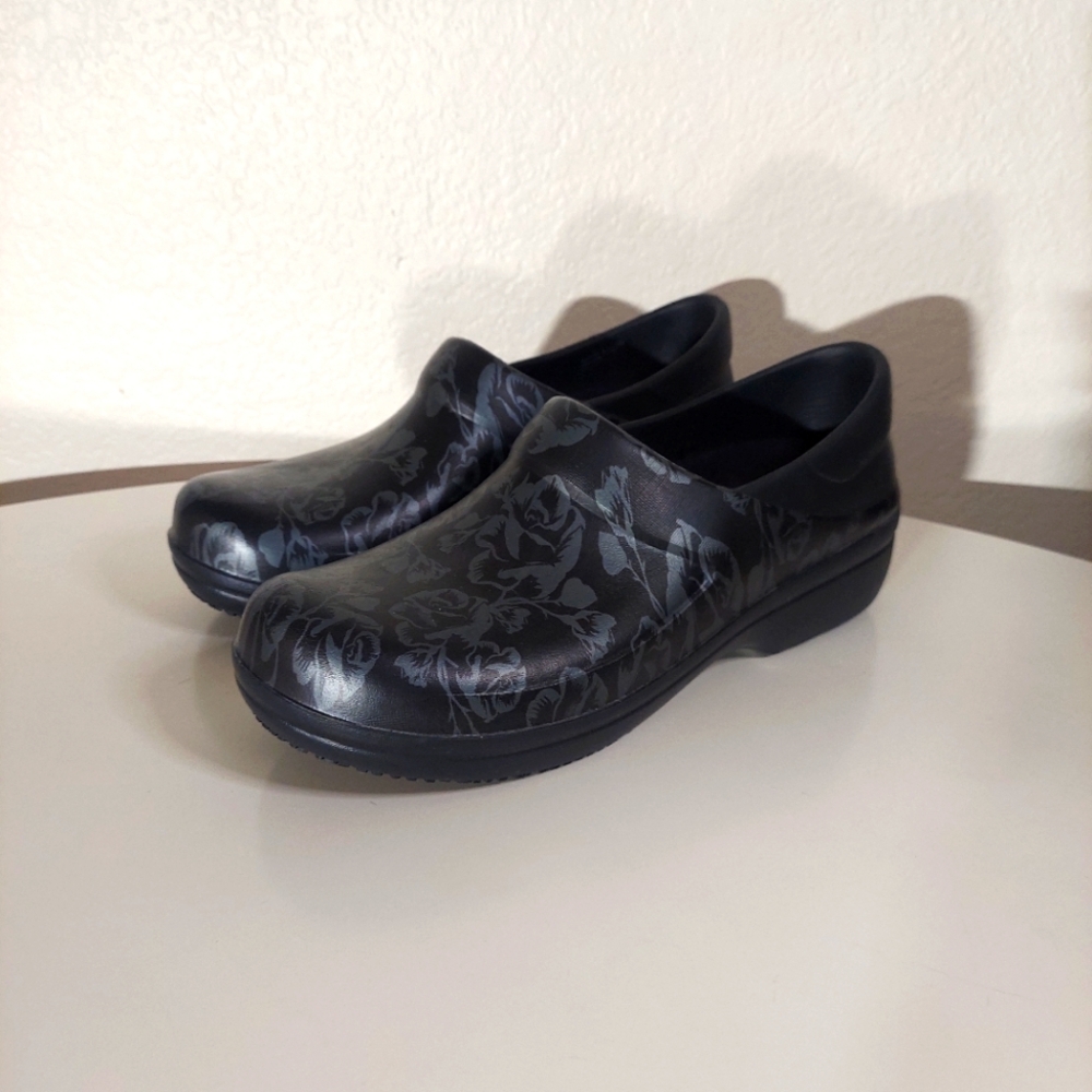 CROCS Black & Gray Floral Rose Patterned Clogs